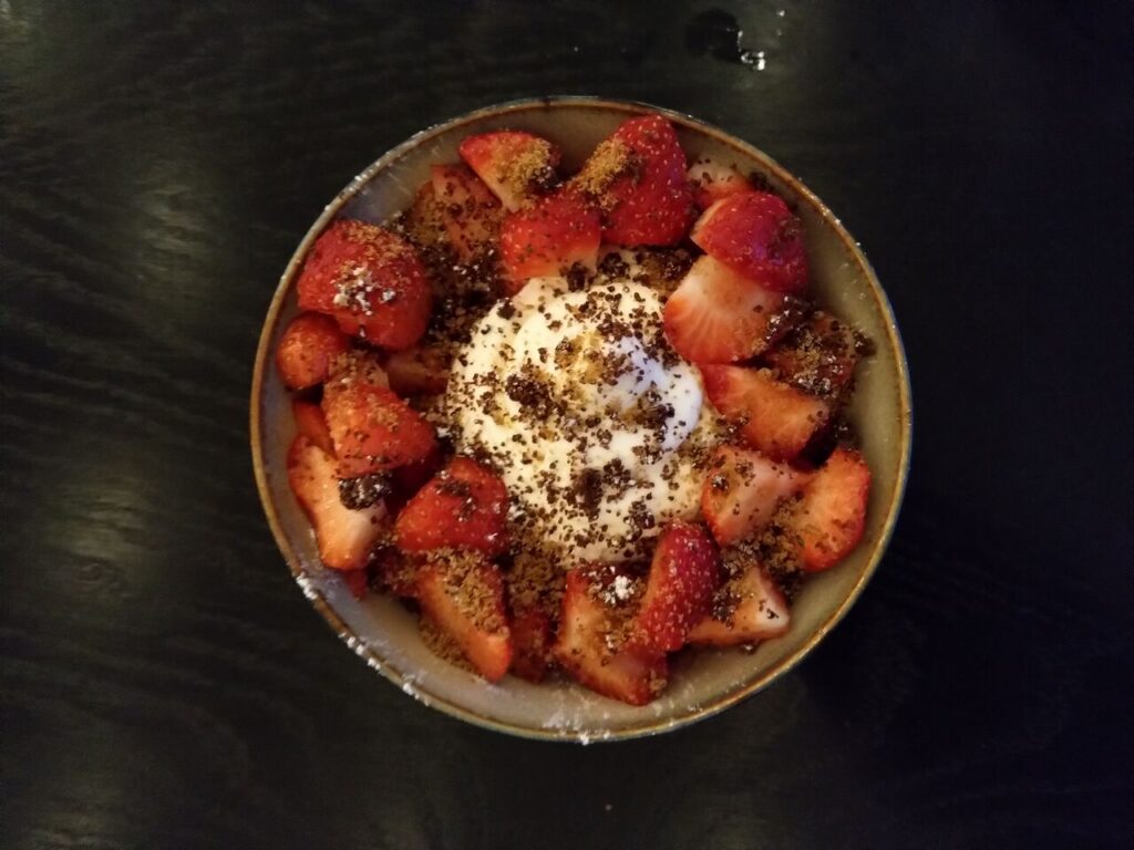 Vers aardbeiendessert met room bij Brasserie Nonna, Schoolstraat 2, 2110 Wijnegem. Foodfoto van het Google Business Profile van Brasserie Nonna.