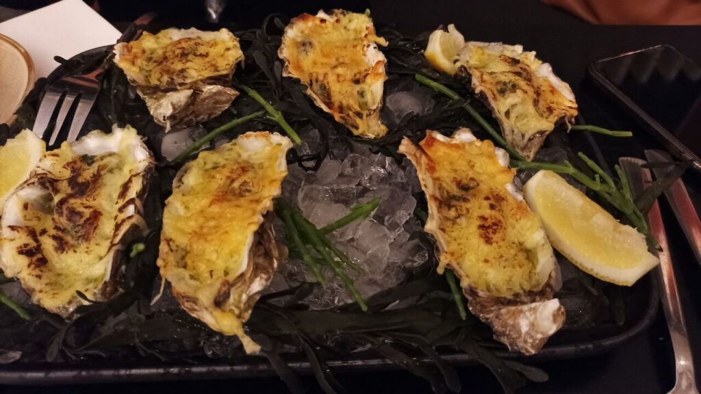 Gegratineerde oesters met citroen bij Brasserie Nonna, Schoolstraat 2, 2110 Wijnegem. Foodfoto van het Google Business Profile van Brasserie Nonna.