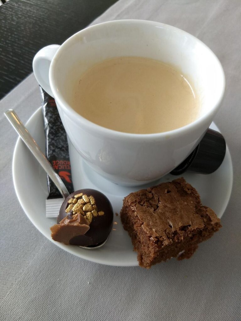 Koffie met brownie en praline bij Brasserie Nonna, Schoolstraat 2, 2110 Wijnegem. Foodfoto van het Google Business Profile van Brasserie Nonna.