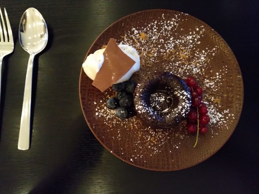 Chocolademoelleux met rood fruit bij Brasserie Nonna, Schoolstraat 2, 2110 Wijnegem. Foodfoto van het Google Business Profile van Brasserie Nonna.