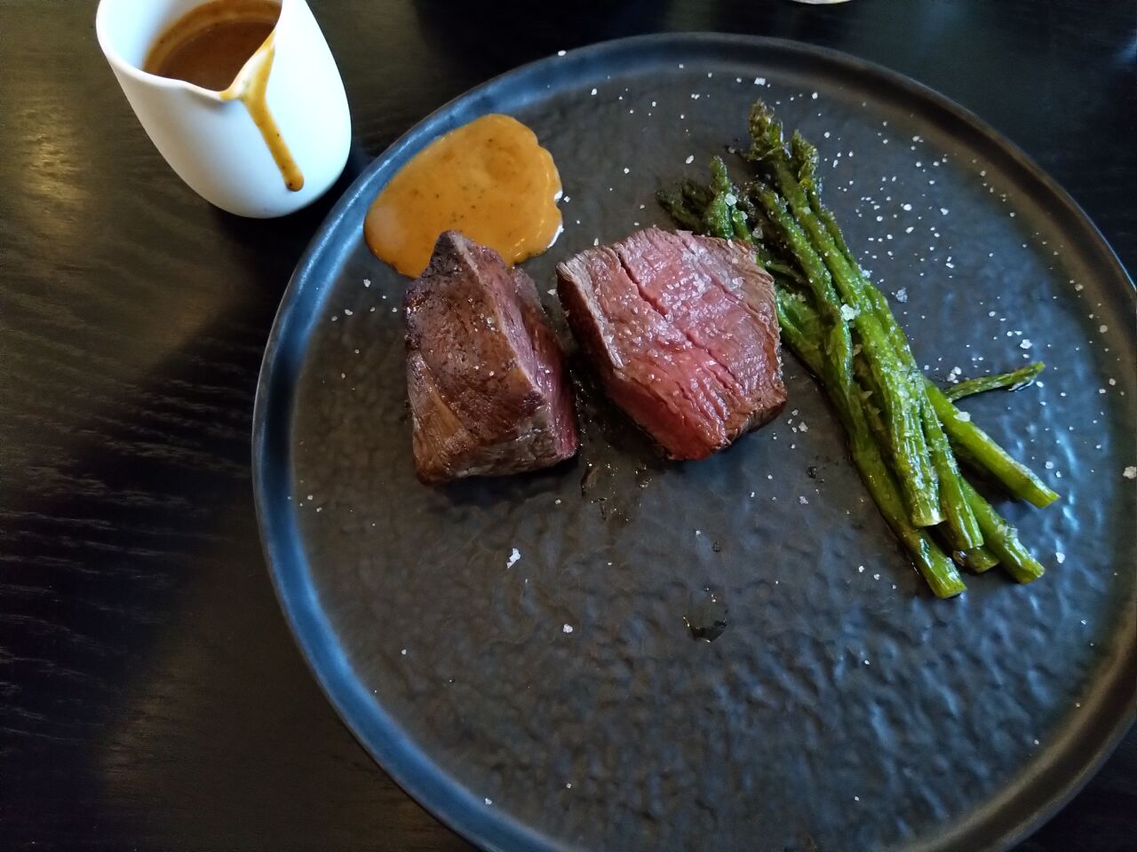 Rundsfilet met groene asperges bij Brasserie Nonna, Schoolstraat 2, 2110 Wijnegem. Foodfoto van het Google Business Profile van Brasserie Nonna.