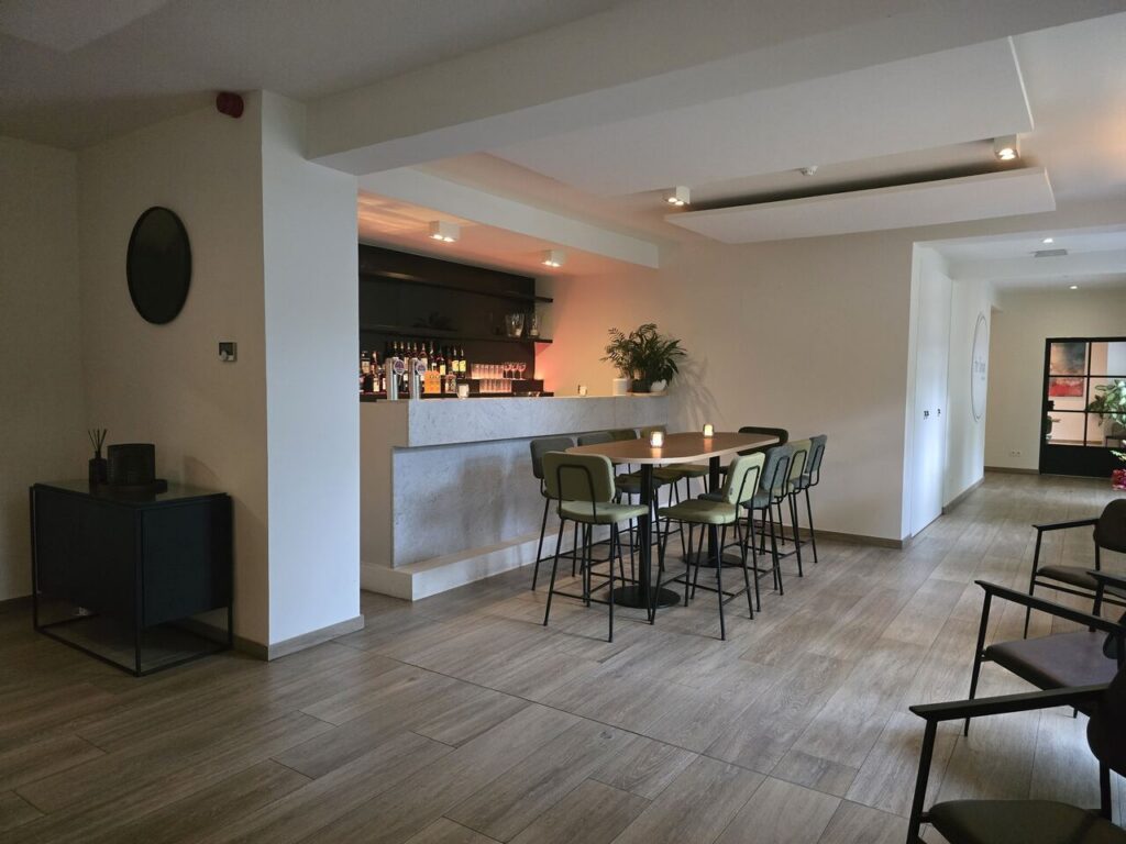 Strakke barhoek in het interieur bij Brasserie Nonna, Schoolstraat 2, 2110 Wijnegem. Sfeerfoto van het Google Business Profile van Brasserie Nonna.