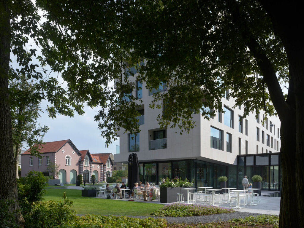 Buitenzicht met terras en groene tuin bij Brasserie Nonna, Schoolstraat 2, 2110 Wijnegem. Sfeerfoto van het Google Business Profile van Brasserie Nonna.