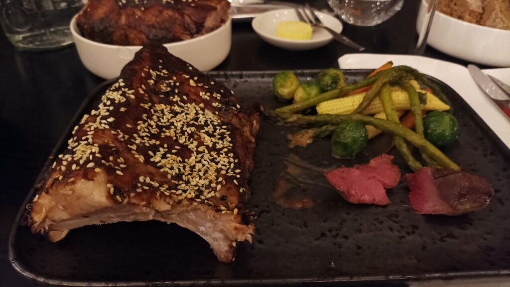 Spareribs met spruitjes en garnituur bij Brasserie Nonna, Schoolstraat 2, 2110 Wijnegem. Foodfoto van het Google Business Profile van Brasserie Nonna.