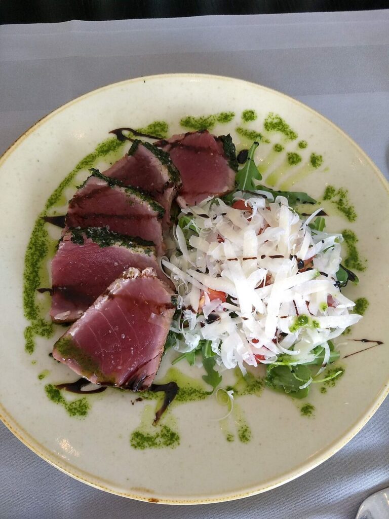 Tonijn tataki met kruidenolie en rammenas bij Brasserie Nonna, Schoolstraat 2, 2110 Wijnegem. Foodfoto van het Google Business Profile van Brasserie Nonna.